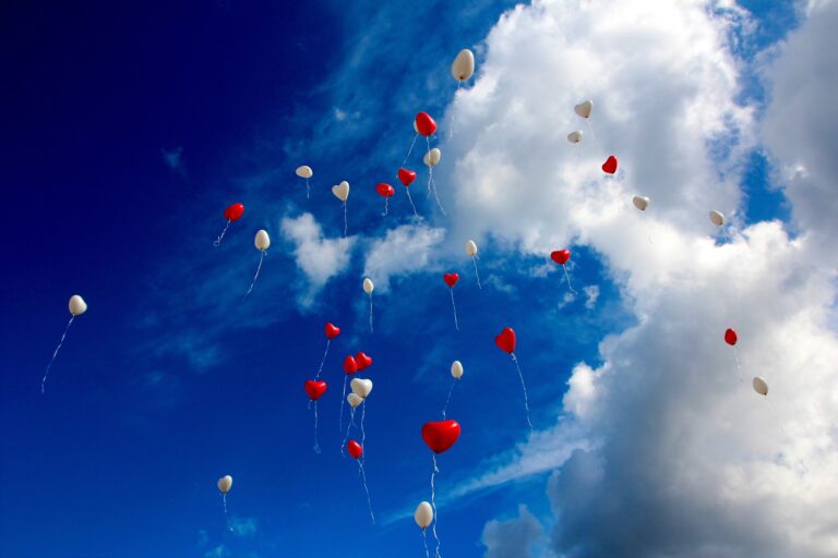 Wolkenhimmel in den die Gedanken als Ballons hineinfliegen
